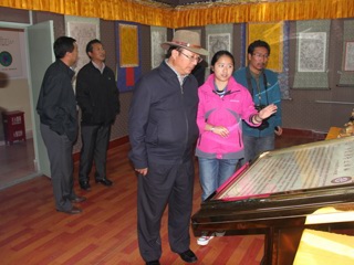 华旦县长到黄南州热贡艺术馆、新旧博物馆参观考察