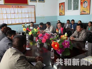 共和县领导看望慰问人民教师


