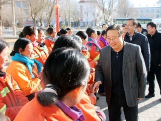 张文魁书记一行看望慰问恰卜恰镇环卫工人