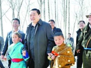 大年初一与群众一起过年 郝鹏在共和县廿地乡看望基层干部群众


