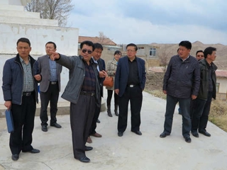 县委书记陈鸿林在恰卜恰镇东巴村调研高原美丽乡村建设工作