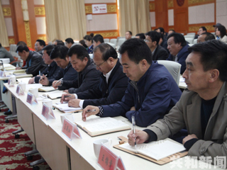 共和县召开县委理论学习中心组（扩大）会议