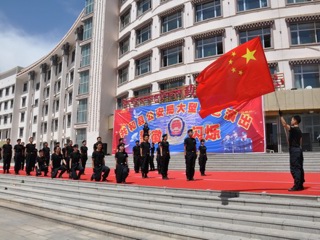 警徽闪烁在群众的笑脸上
——共和县公安局成功举办大型文艺演出
