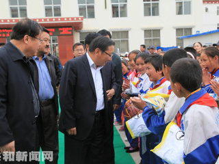 海南州委书记张文魁为少年儿童送去“六一”儿童节祝福