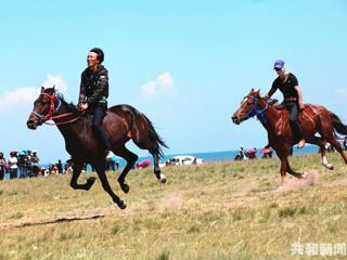 共和县举办的第二届“圣湖杯”民族团结进步赛马旅游节暨高原民族美食展拉开大幕