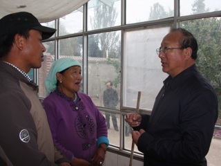 共和县委副书记、县长华旦带领县扶贫局、民政局、农牧局等部门负责人，深入恰卜恰镇、铁盖乡马汉台村开展精准扶贫调研工作