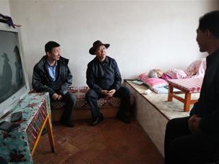 州政协副主席、县长华旦前往倒淌河镇亲切看望
慰问部分基层生活困难党员

 
